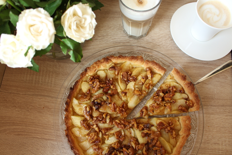 Apfeltarte Mit Karamellisierten Walnussen Blumen Und Farbe