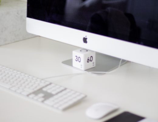 Schreibtisch mit Computer und Timer