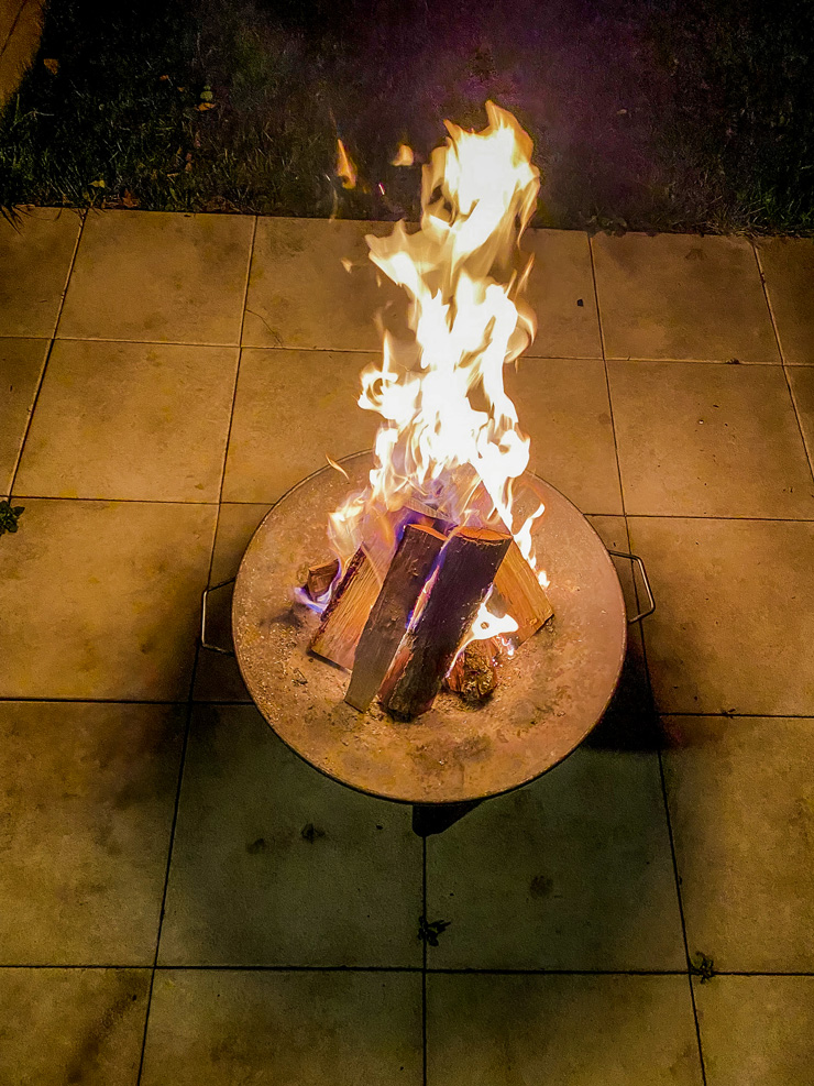 Brennende Feuerschale Bild